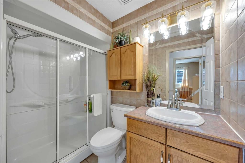 189 Applemead Close Se, Calgary, AB - Indoor Photo Showing Bathroom