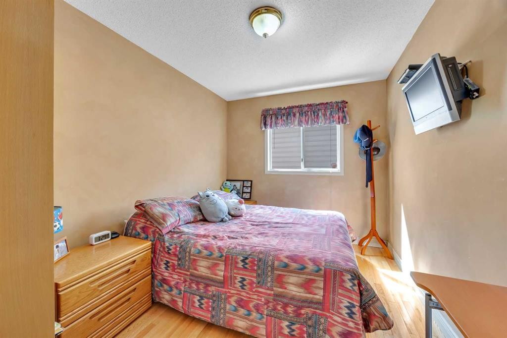 189 Applemead Close Se, Calgary, AB - Indoor Photo Showing Bedroom