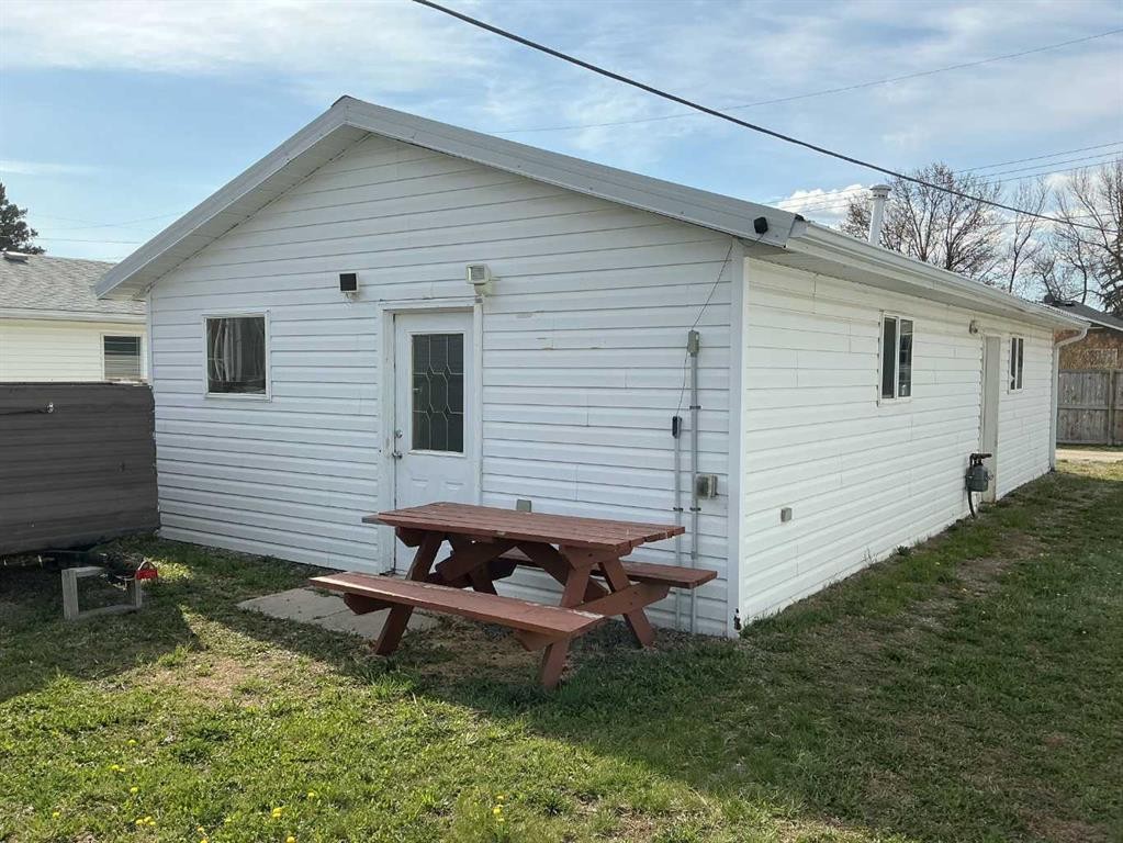 309 52 Avenue West, Claresholm, AB - Outdoor With Exterior