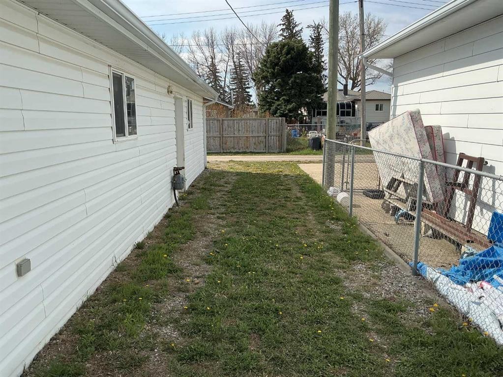 309 52 Avenue West, Claresholm, AB - Outdoor With Exterior