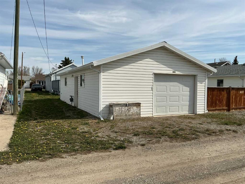309 52 Avenue West, Claresholm, AB - Outdoor