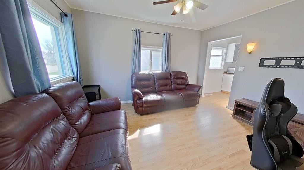 309 52 Avenue West, Claresholm, AB - Indoor Photo Showing Living Room
