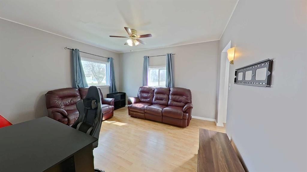 309 52 Avenue West, Claresholm, AB - Indoor Photo Showing Living Room