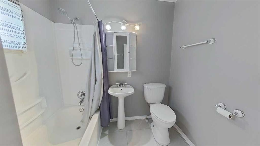 309 52 Avenue West, Claresholm, AB - Indoor Photo Showing Bathroom