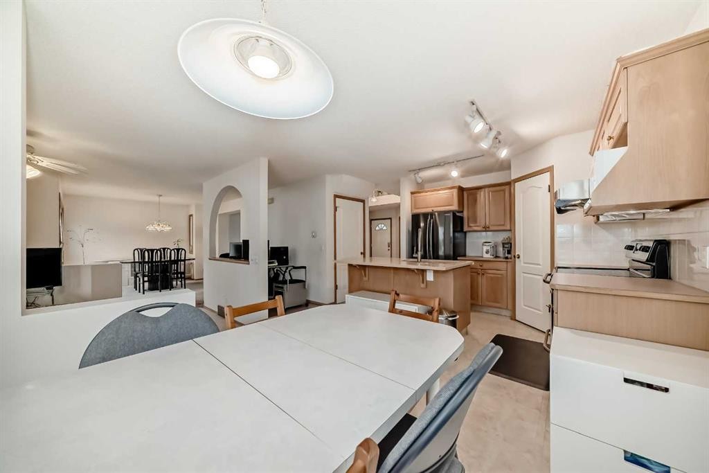 83 Hawkmount Green Nw, Calgary, AB - Indoor Photo Showing Kitchen