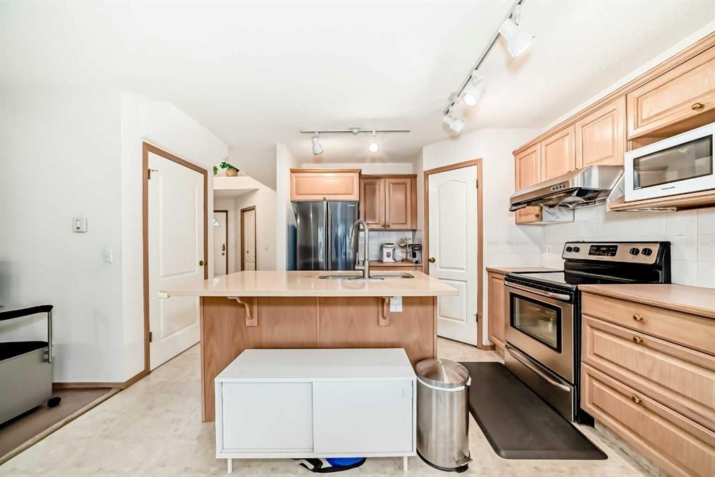 83 Hawkmount Green Nw, Calgary, AB - Indoor Photo Showing Kitchen With Double Sink