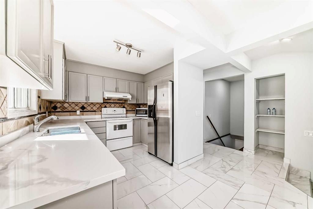 11323 Coventry Boulevard Ne, Calgary, AB - Indoor Photo Showing Kitchen With Double Sink