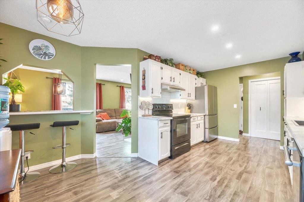 112 Thorson Crescent, Okotoks, AB - Indoor Photo Showing Kitchen