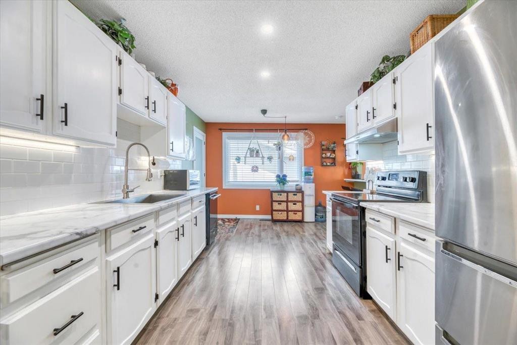 112 Thorson Crescent, Okotoks, AB - Indoor Photo Showing Kitchen With Upgraded Kitchen