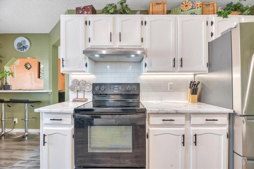 112 Thorson Crescent, Okotoks, AB - Indoor Photo Showing Kitchen