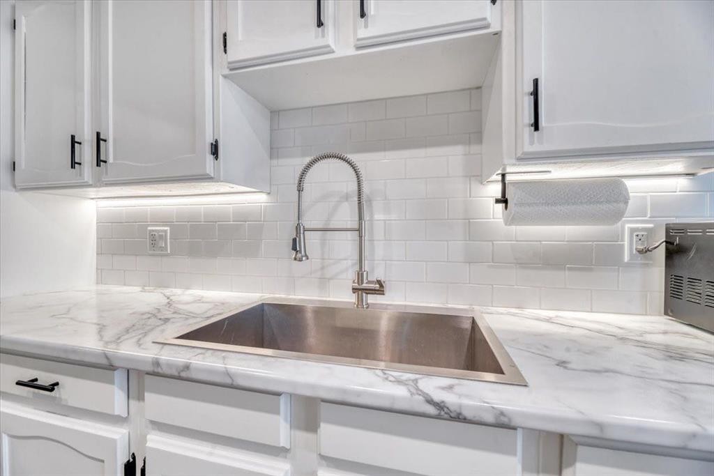 112 Thorson Crescent, Okotoks, AB - Indoor Photo Showing Kitchen