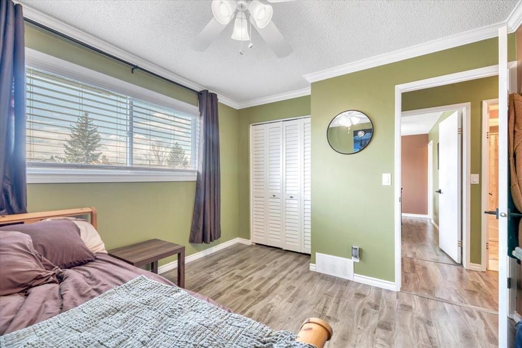112 Thorson Crescent, Okotoks, AB - Indoor Photo Showing Bedroom
