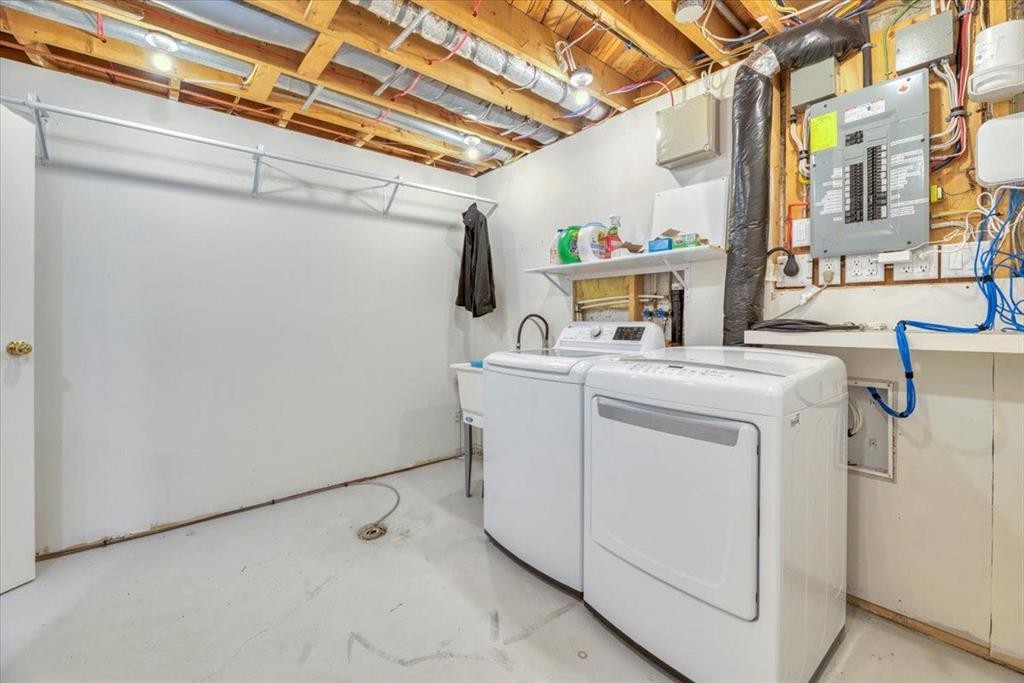 112 Thorson Crescent, Okotoks, AB - Indoor Photo Showing Laundry Room