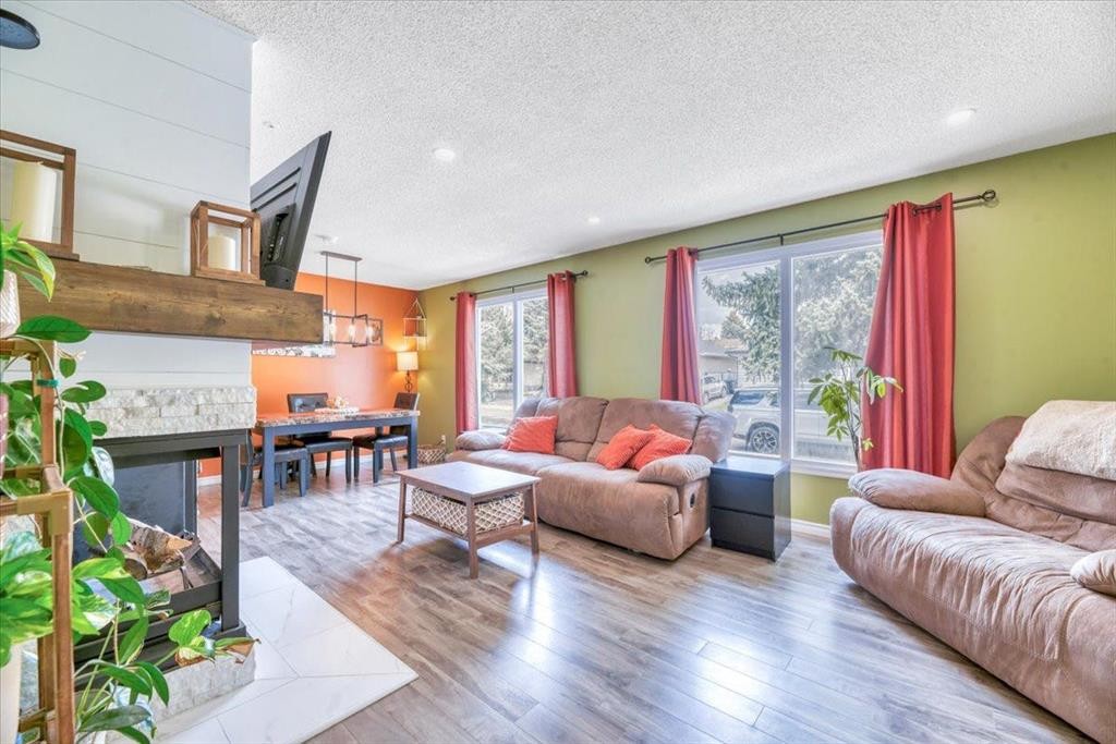 112 Thorson Crescent, Okotoks, AB - Indoor Photo Showing Living Room