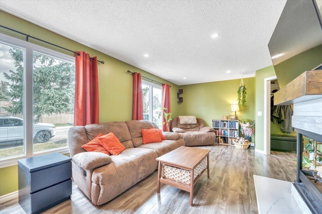 112 Thorson Crescent, Okotoks, AB - Indoor Photo Showing Living Room