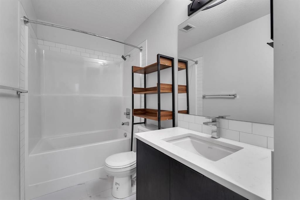 3201-220 Seton Grove Se, Calgary, AB - Indoor Photo Showing Bathroom