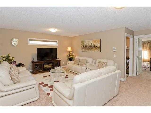 46 Mahogany Passage Se, Calgary, AB - Indoor Photo Showing Living Room