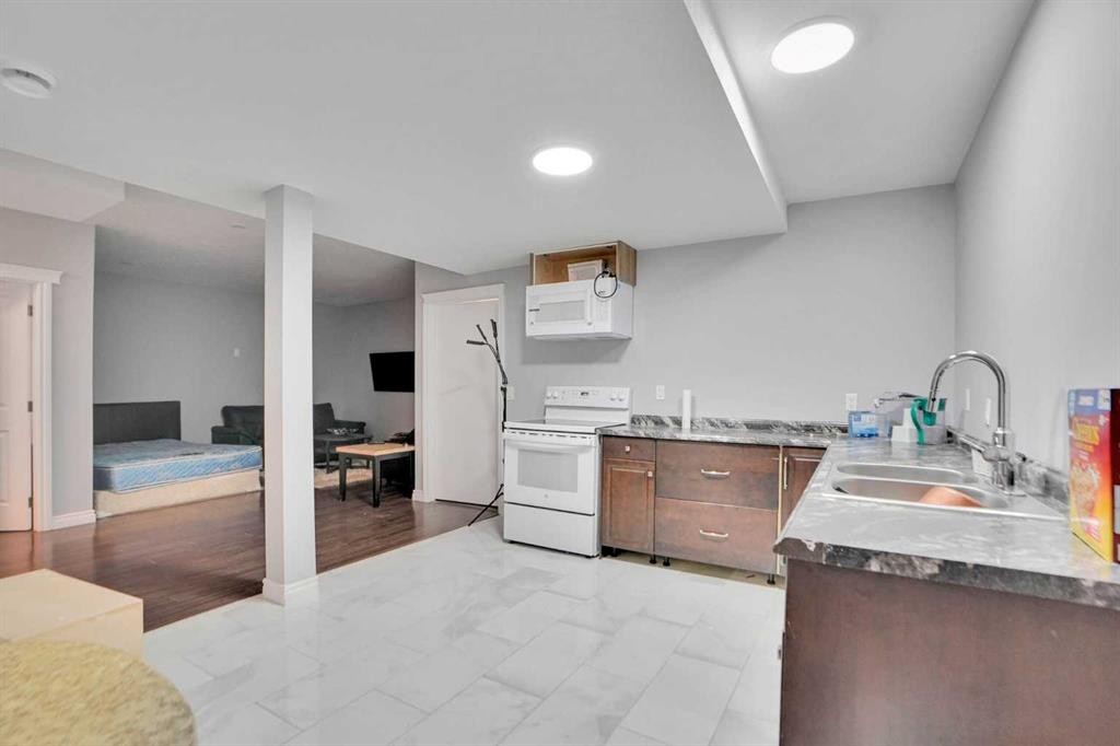 46 Mahogany Passage Se, Calgary, AB - Indoor Photo Showing Kitchen With Double Sink