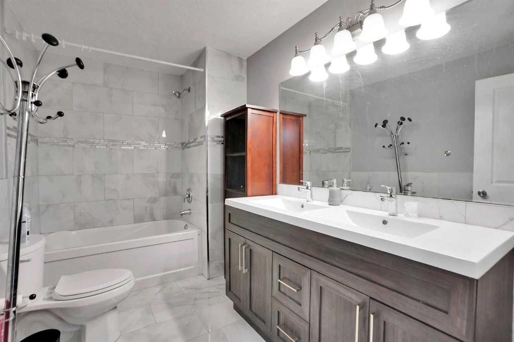 46 Mahogany Passage Se, Calgary, AB - Indoor Photo Showing Bathroom