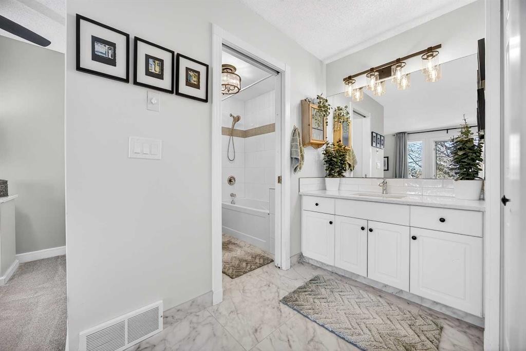 94 Candle Terrace Sw, Calgary, AB
