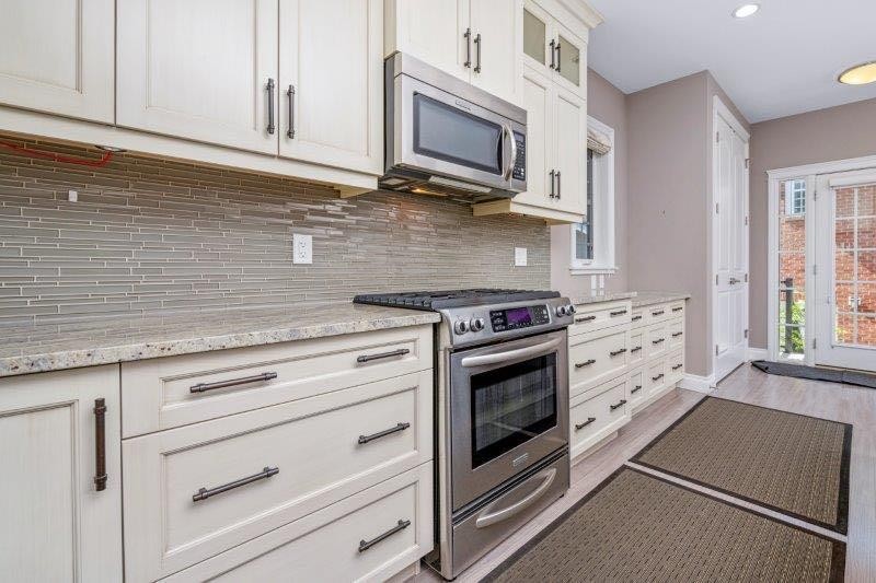 1 Murmansk Way Sw, Calgary, AB - Indoor Photo Showing Kitchen With Upgraded Kitchen