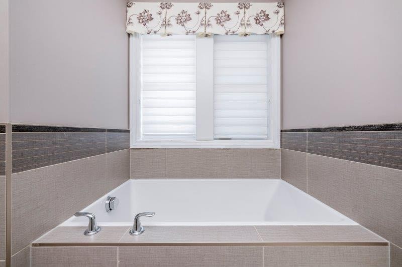 1 Murmansk Way Sw, Calgary, AB - Indoor Photo Showing Bathroom