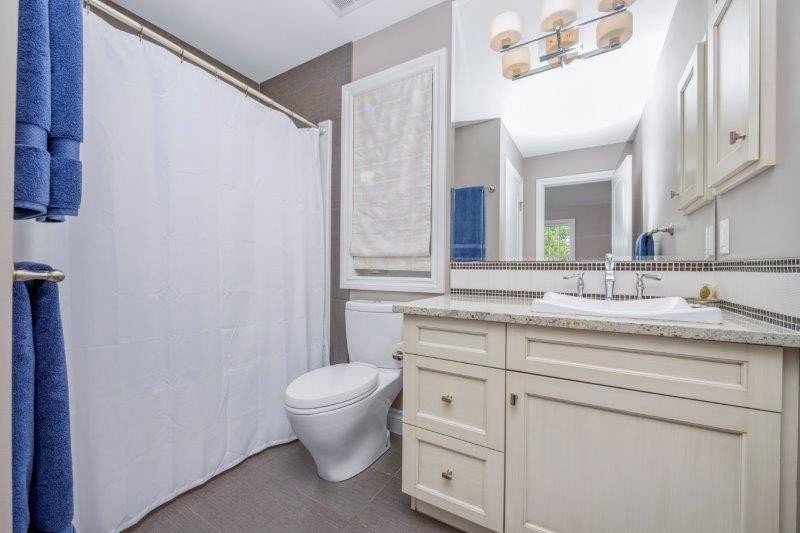1 Murmansk Way Sw, Calgary, AB - Indoor Photo Showing Bathroom