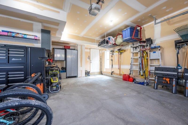 1 Murmansk Way Sw, Calgary, AB - Indoor Photo Showing Garage