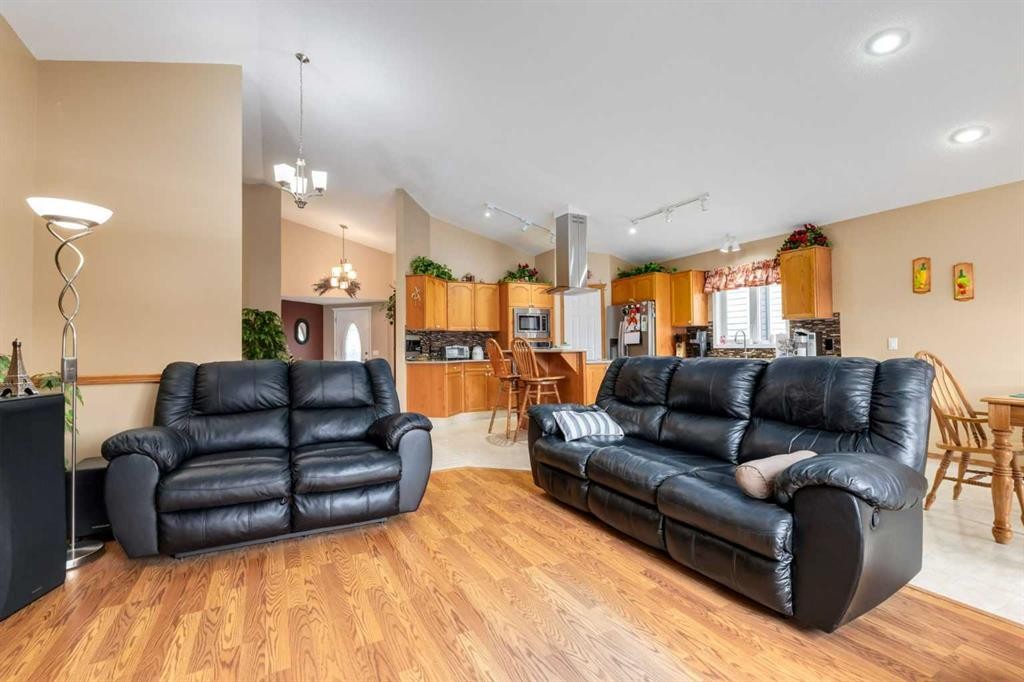 24 Sunmeadows Court Se, Calgary, AB - Indoor Photo Showing Living Room