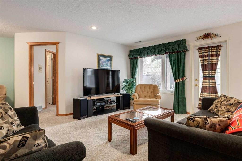 24 Sunmeadows Court Se, Calgary, AB - Indoor Photo Showing Living Room