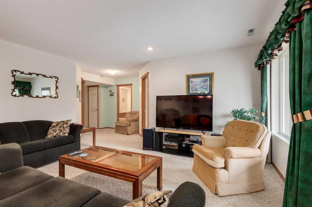 24 Sunmeadows Court Se, Calgary, AB - Indoor Photo Showing Living Room