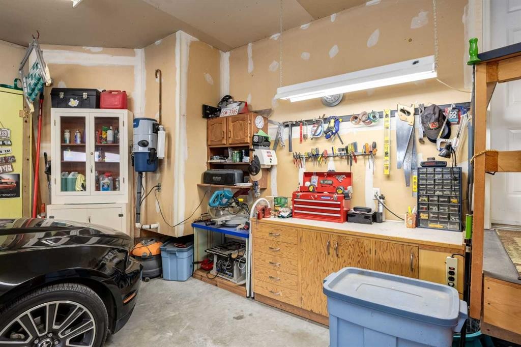 24 Sunmeadows Court Se, Calgary, AB - Indoor Photo Showing Garage