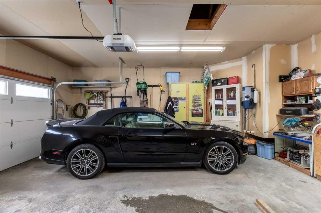 24 Sunmeadows Court Se, Calgary, AB - Indoor Photo Showing Garage