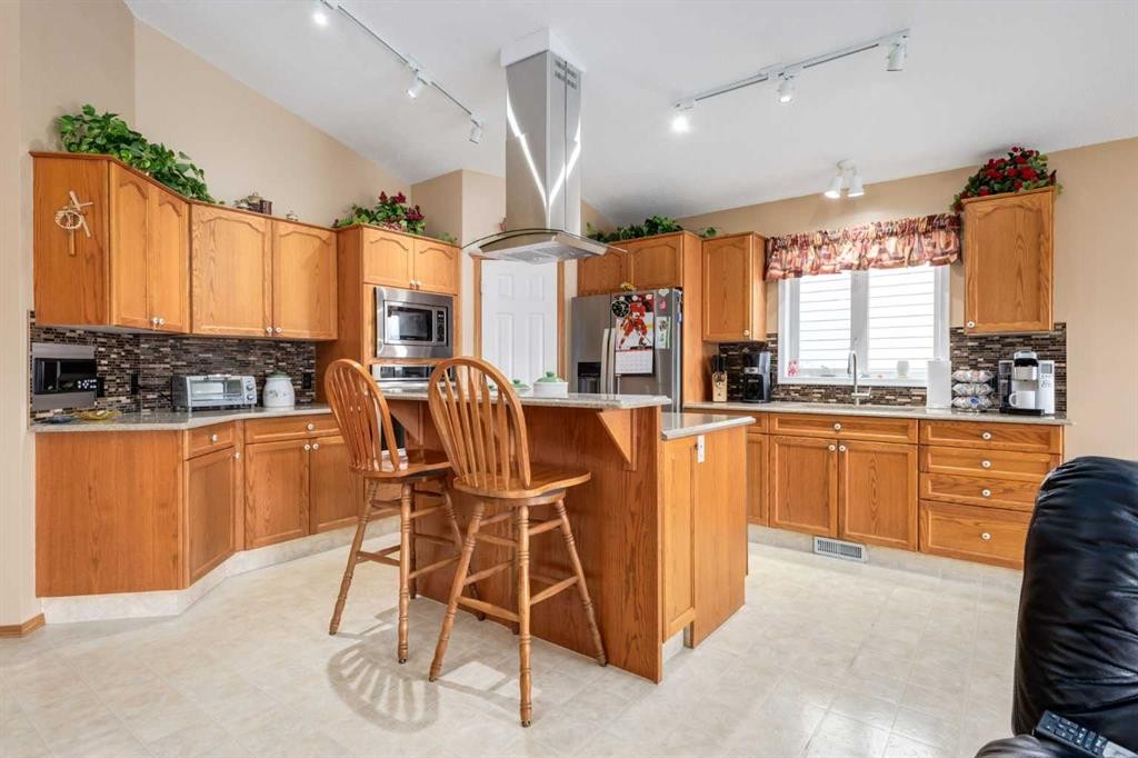 24 Sunmeadows Court Se, Calgary, AB - Indoor Photo Showing Kitchen