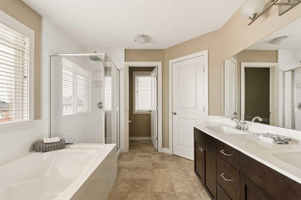 417 Silverado Boulevard Sw, Calgary, AB - Indoor Photo Showing Bathroom