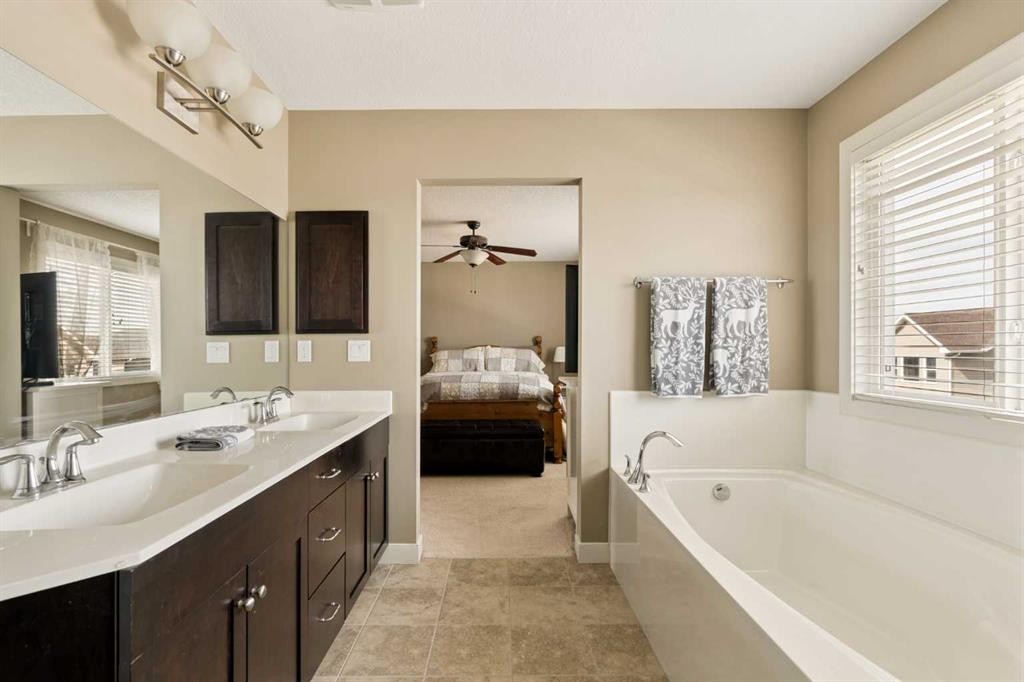 417 Silverado Boulevard Sw, Calgary, AB - Indoor Photo Showing Bathroom