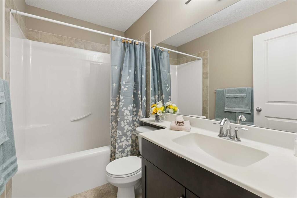 417 Silverado Boulevard Sw, Calgary, AB - Indoor Photo Showing Bathroom