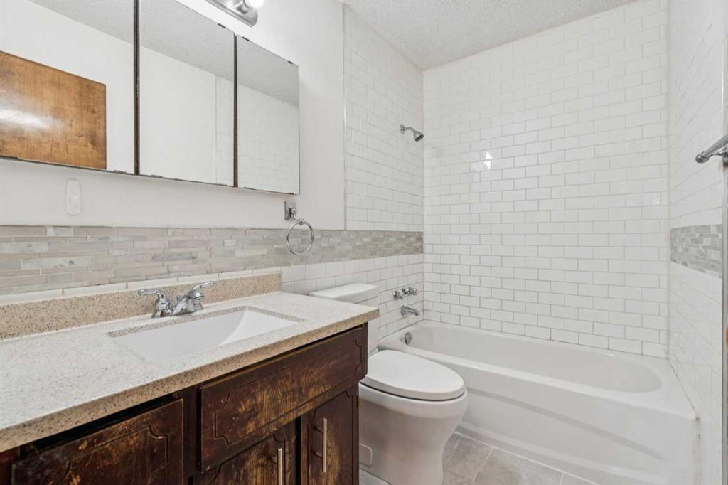 1260 Lake Sylvan Drive Se, Calgary, AB - Indoor Photo Showing Bathroom