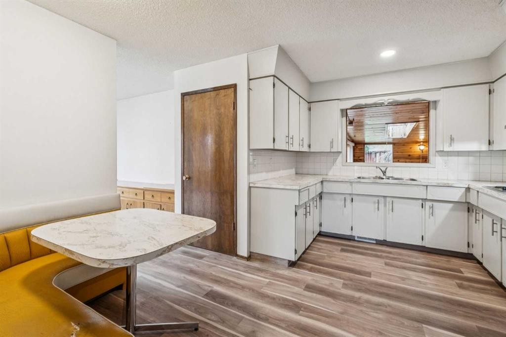 1260 Lake Sylvan Drive Se, Calgary, AB - Indoor Photo Showing Kitchen