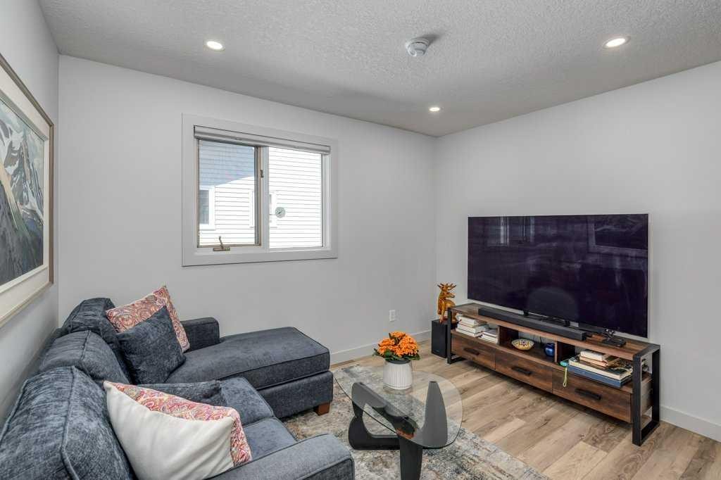 79 Riverview Circle, Cochrane, AB - Indoor Photo Showing Living Room