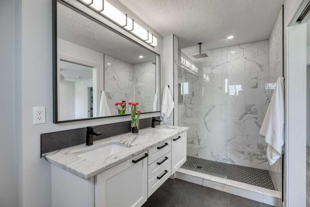 79 Riverview Circle, Cochrane, AB - Indoor Photo Showing Bathroom