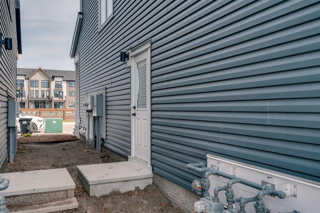 237 Heirloom Way Se, Calgary, AB - Outdoor