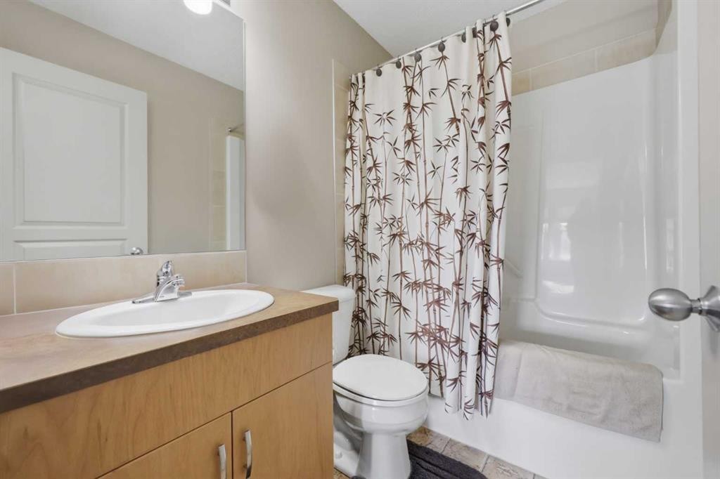 18 Auburn Bay Common Se, Calgary, AB - Indoor Photo Showing Bathroom