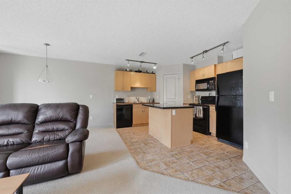 18 Auburn Bay Common Se, Calgary, AB - Indoor Photo Showing Kitchen