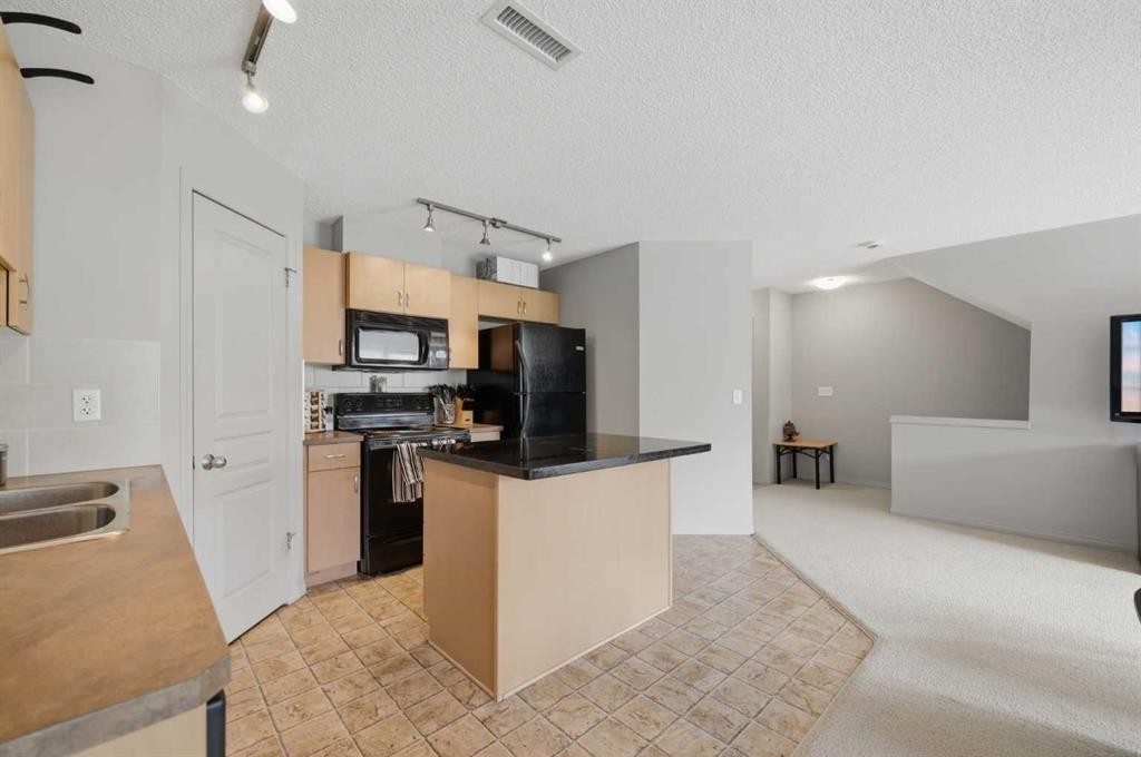 18 Auburn Bay Common Se, Calgary, AB - Indoor Photo Showing Kitchen With Double Sink