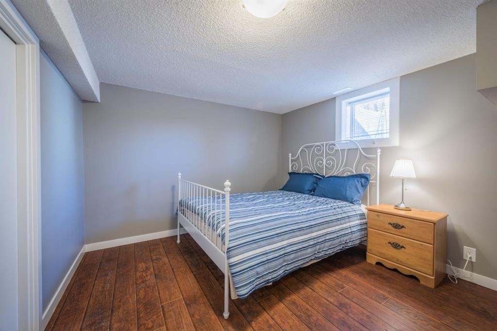 206 15 Avenue Ne, Calgary, AB - Indoor Photo Showing Bedroom