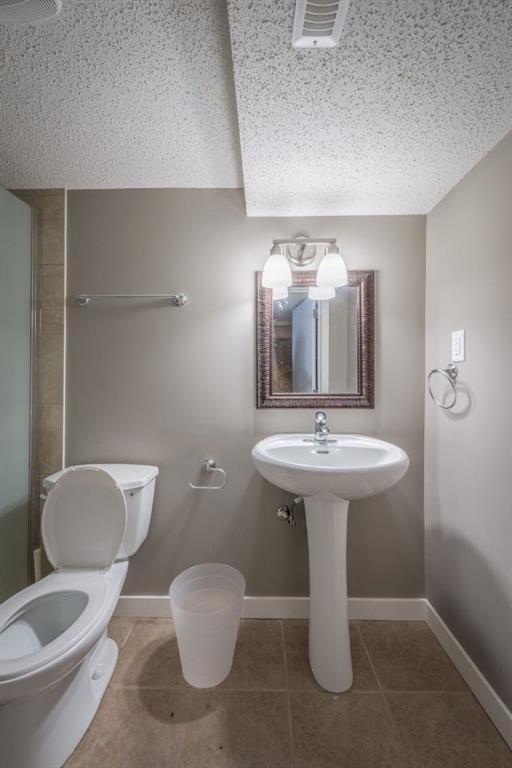 206 15 Avenue Ne, Calgary, AB - Indoor Photo Showing Bathroom