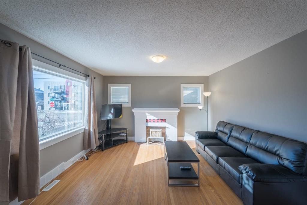 206 15 Avenue Ne, Calgary, AB - Indoor Photo Showing Living Room