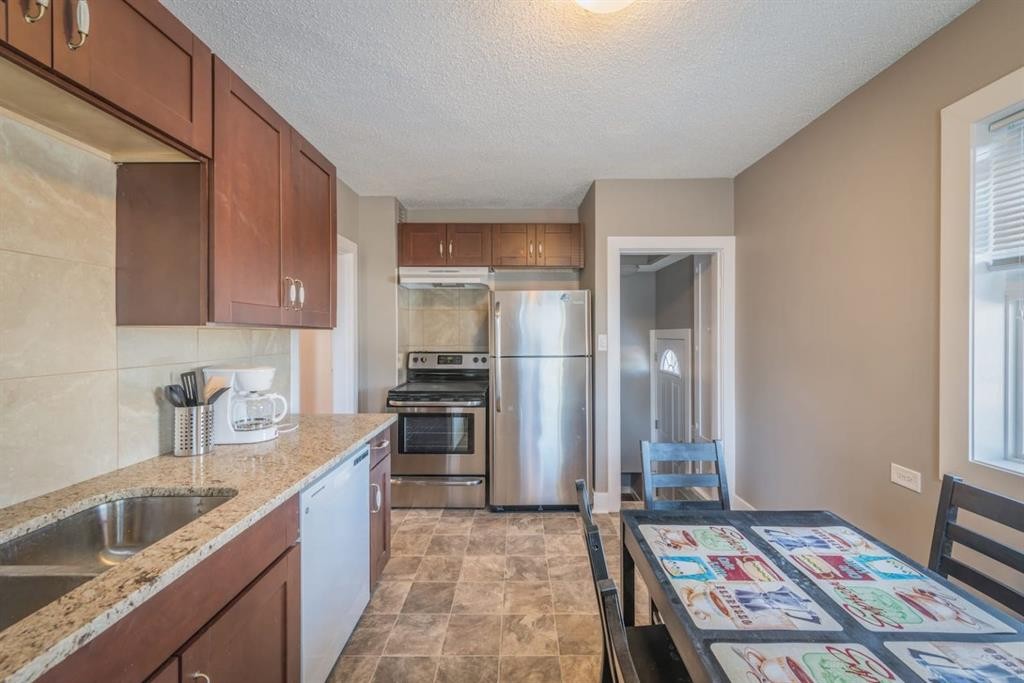 206 15 Avenue Ne, Calgary, AB - Indoor Photo Showing Kitchen