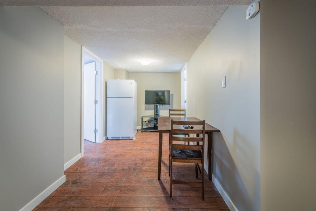 206 15 Avenue Ne, Calgary, AB - Indoor Photo Showing Other Room